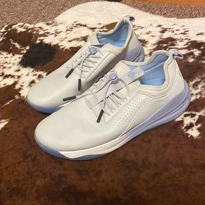 Cloves nursing shoes